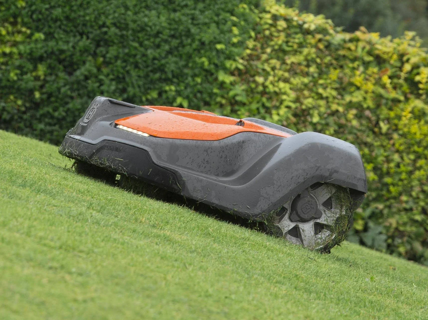 Husqvarna Automower 435X AWD X-Line Robotrasenmäher.